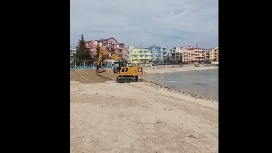 Багер разкопа плаж в Равда